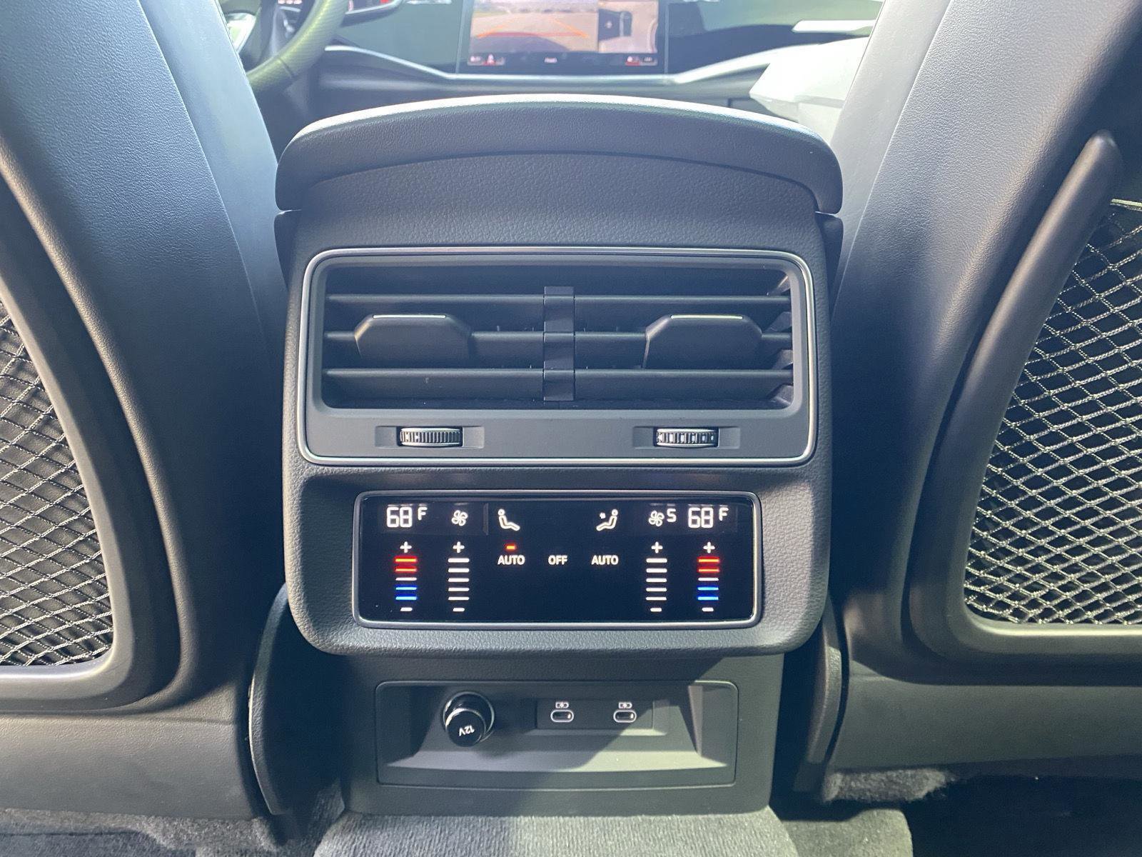 Used 2022 Audi RS Q8 w/ Carbon Optic Package image 22