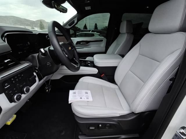Used 2025 Chevrolet Suburban Premier AWD/4WD image 4