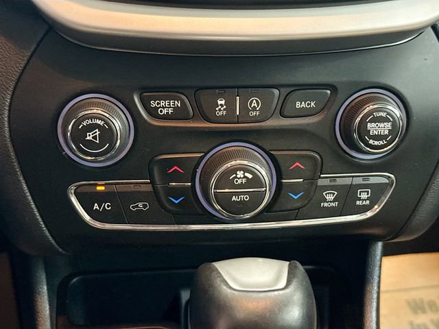 Used 2016 Jeep Cherokee Limited w/ Luxury Group AWD/4WD image 16