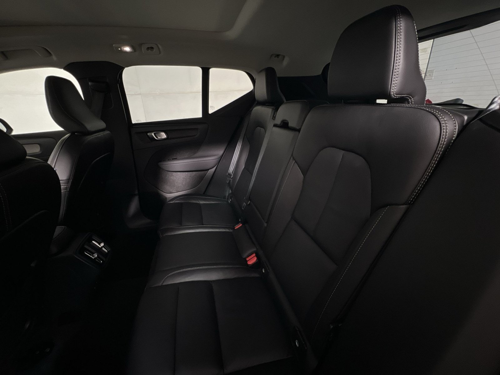 Used 2023 Volvo XC40 B4 Ultimate w/ Climate Package FWD image 25