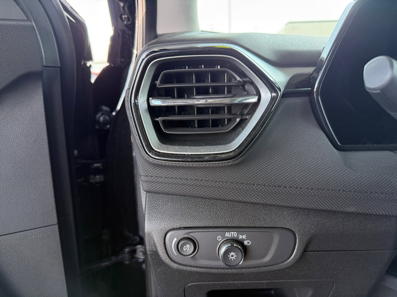 Used 2025 Chevrolet TrailBlazer LT image 20