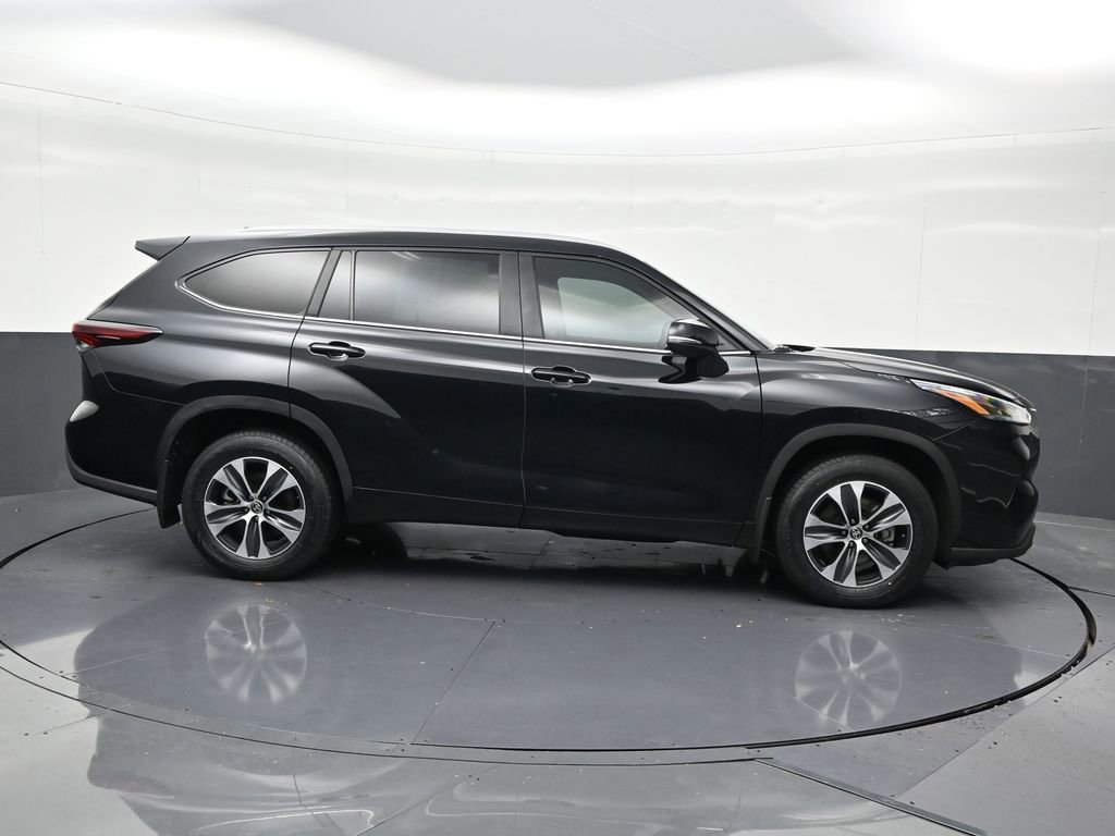 Used 2024 Toyota Highlander XLE image 6