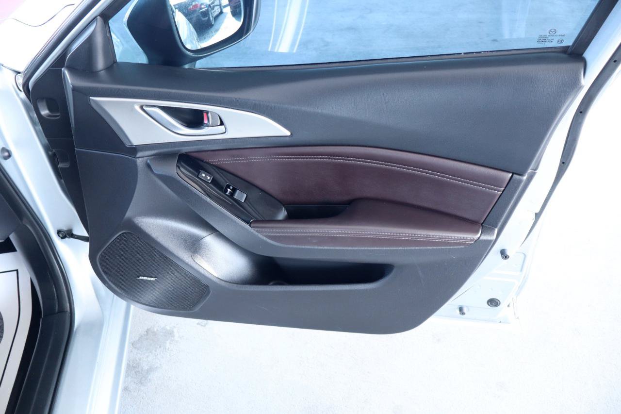 Used 2018 MAZDA MAZDA3 Touring FWD image 37
