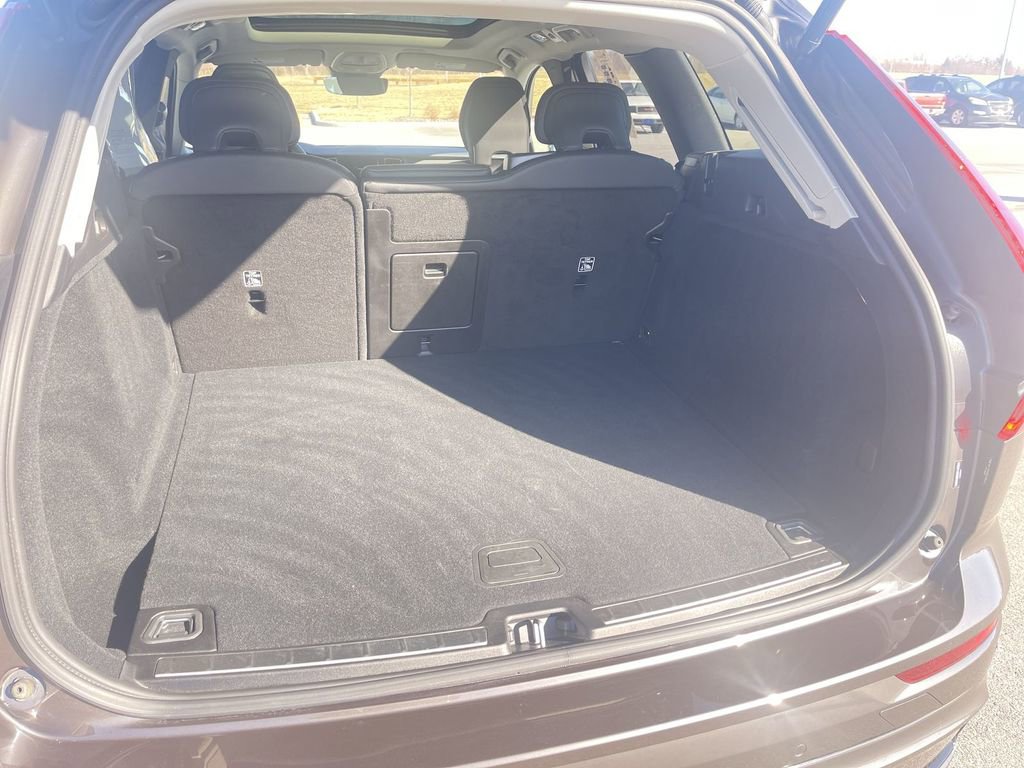 Used 2025 Volvo XC60 B5 Plus image 15