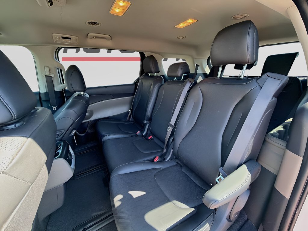 Used 2025 Kia Carnival EX FWD image 24