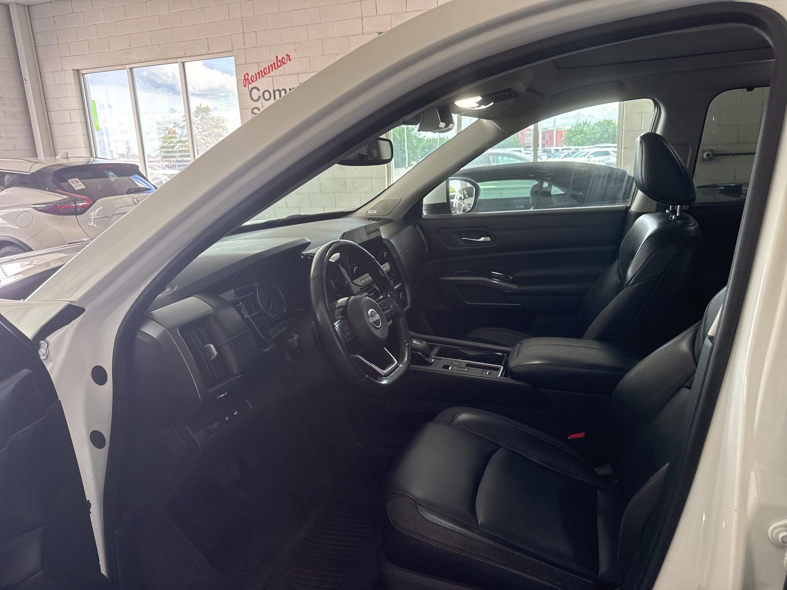 Used 2022 Nissan Pathfinder SL w/ SL Premium Package FWD image 7