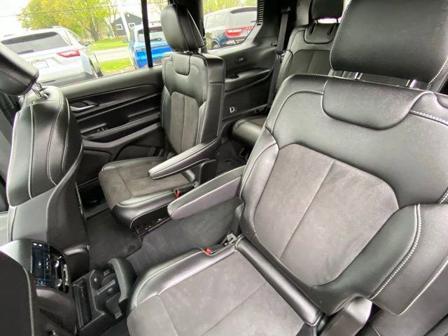 Used 2025 Jeep Grand Cherokee L Altitude AWD/4WD image 12
