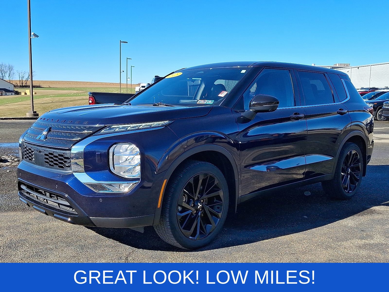 Used 2023 Mitsubishi Outlander SE Black Edition image 3