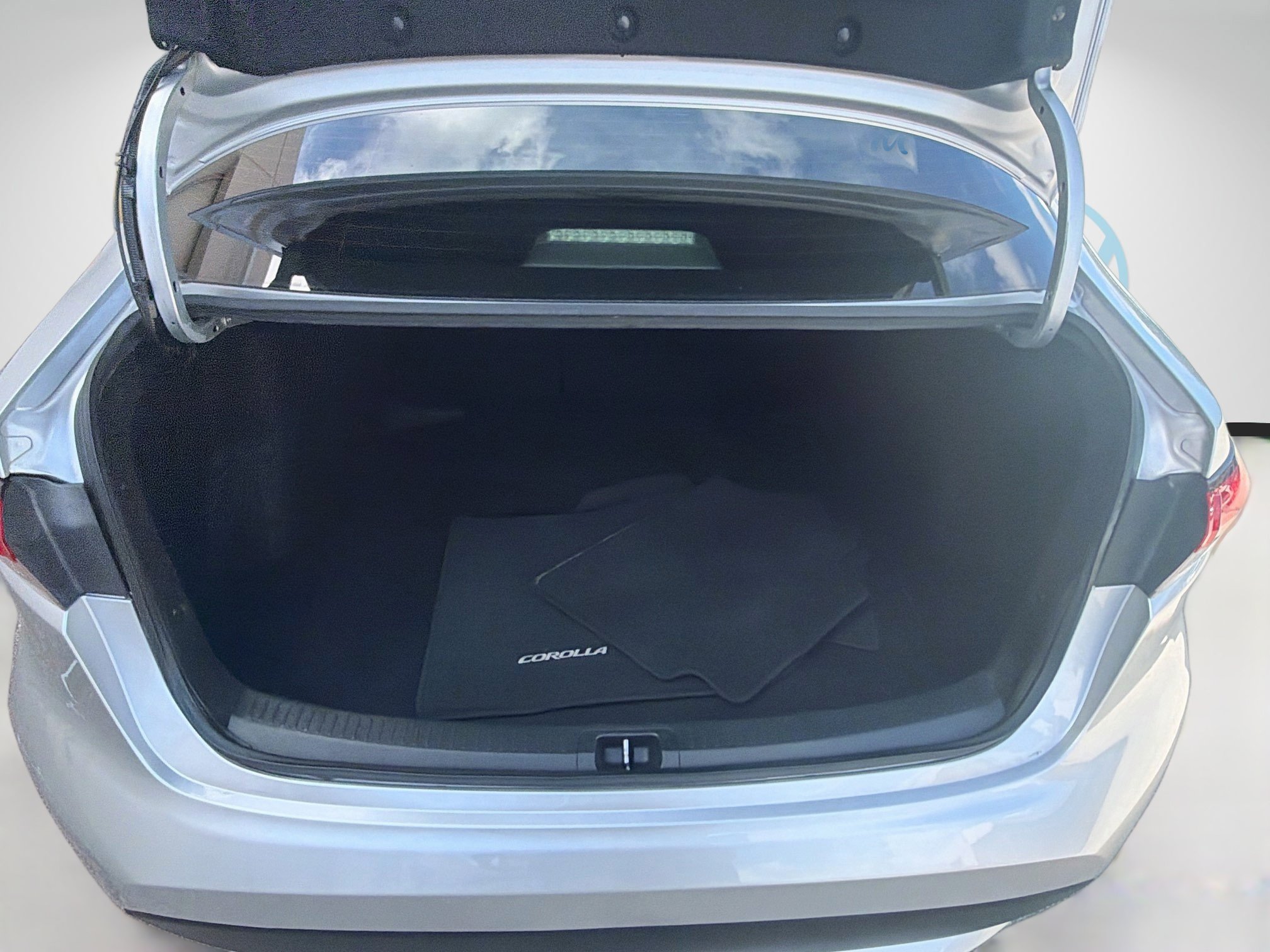 Used 2022 Toyota Corolla LE FWD image 25