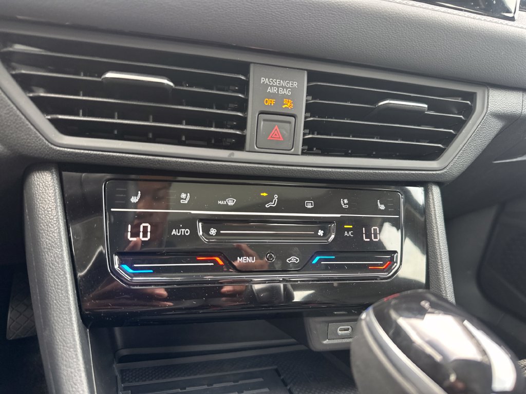 Used 2025 Volkswagen Jetta SEL FWD image 48