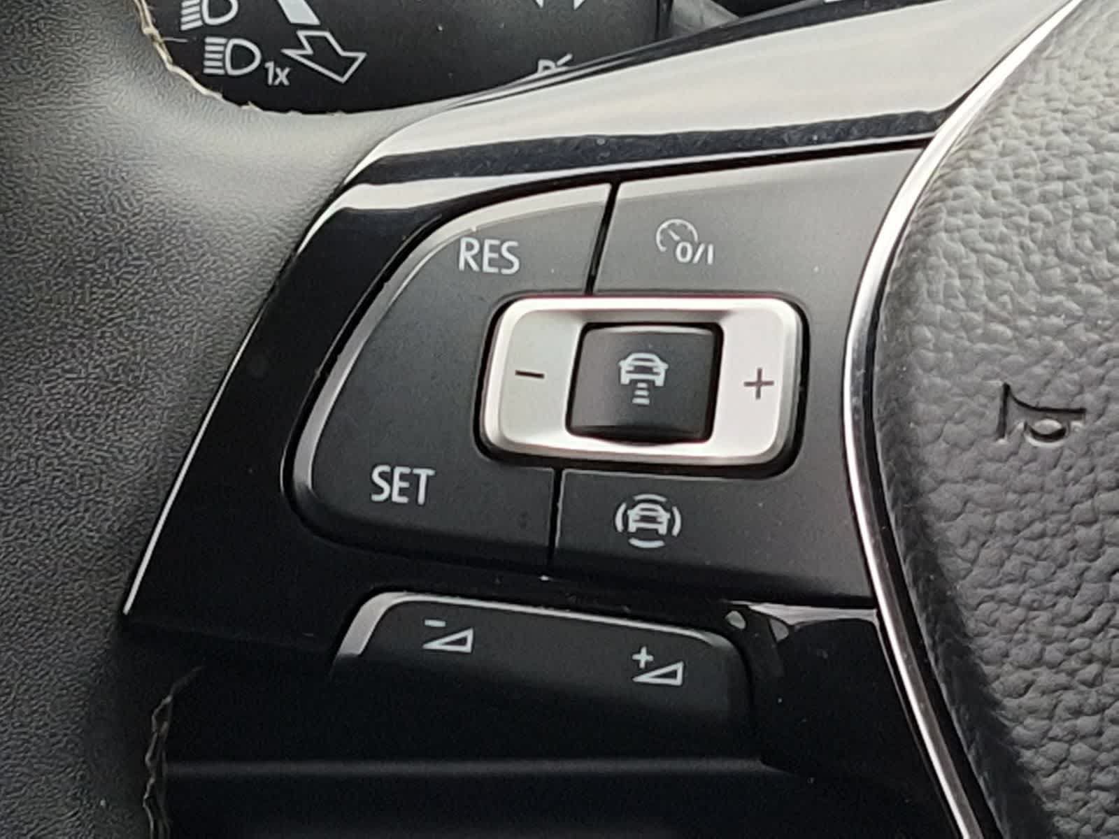 Used 2021 Volkswagen Tiguan SE AWD/4WD image 23