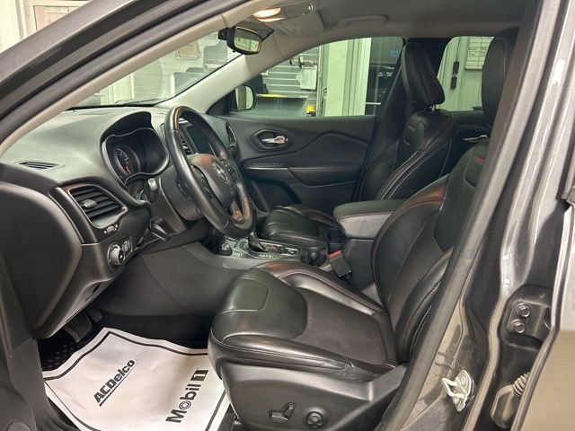 Used 2019 Jeep Cherokee Trailhawk w/ Cold Weather Group image 10