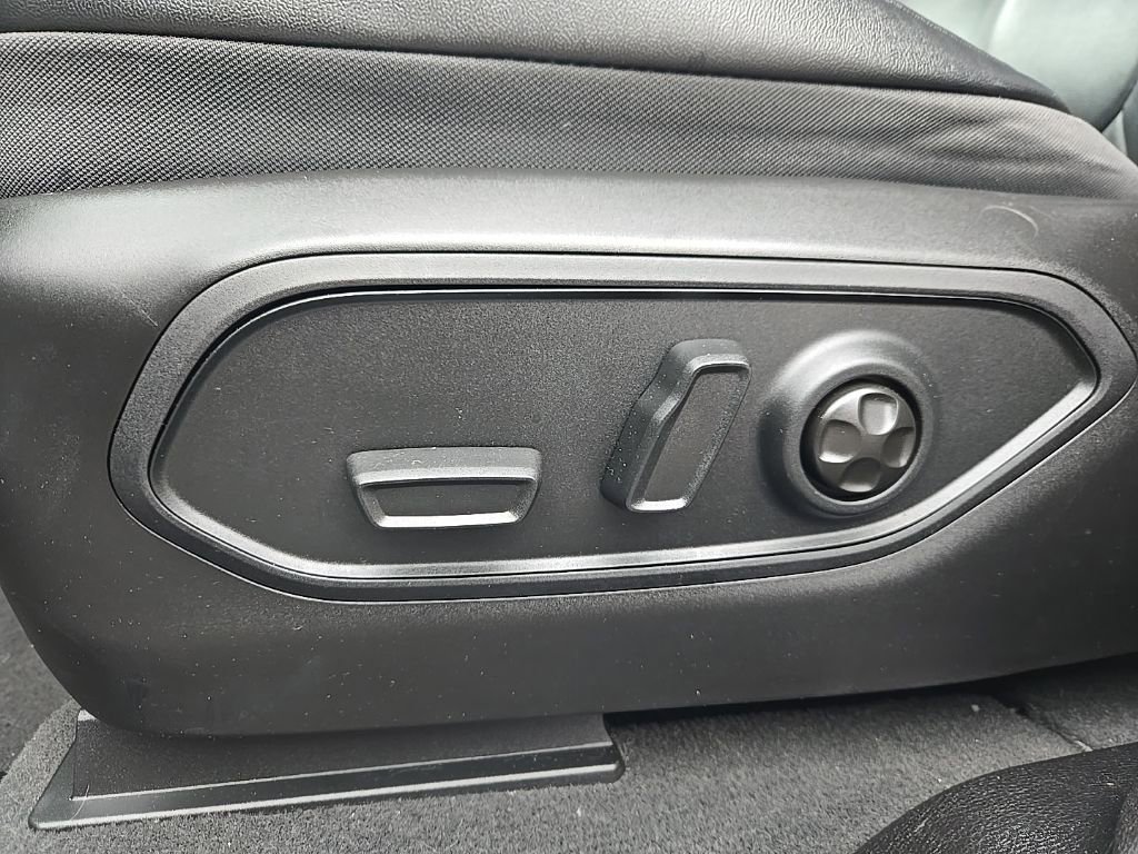 Used 2023 Jeep Grand Cherokee L Limited w/ Black Appearance Package image 11