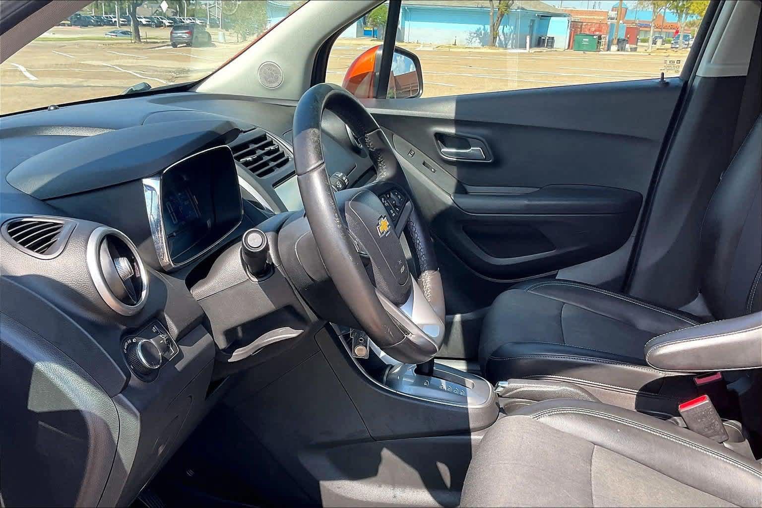 Used 2015 Chevrolet Trax LT w/ LT Sun and Sound Package FWD image 2