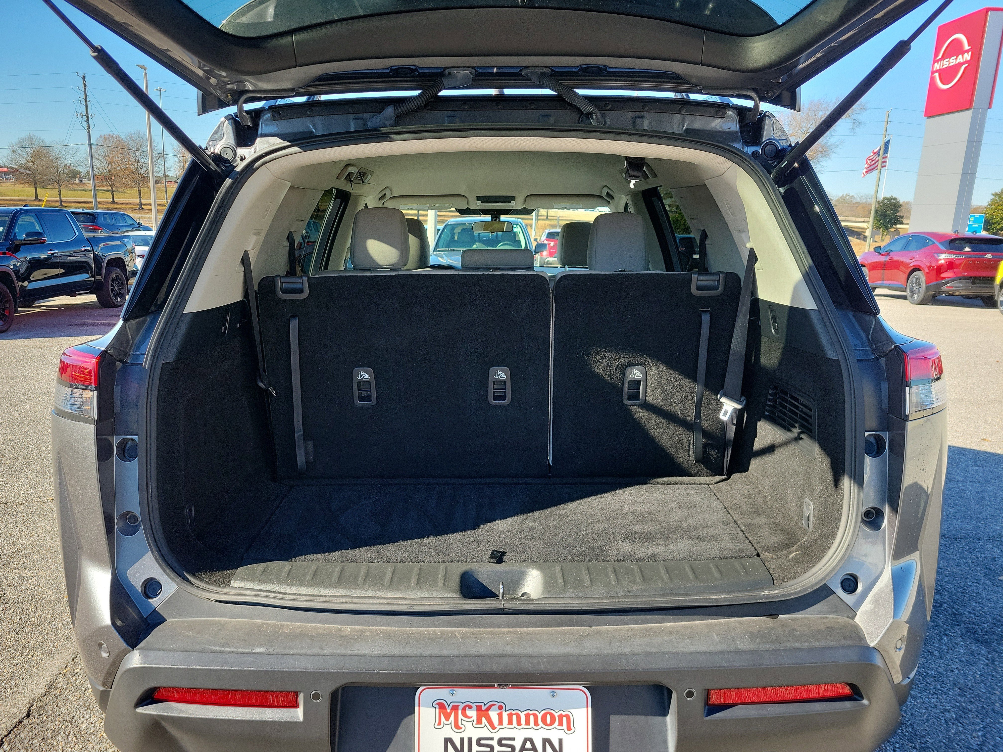 Used 2023 Nissan Pathfinder SV image 11