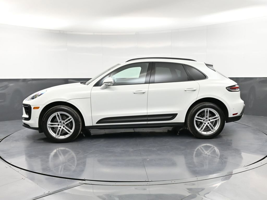 Certified 2022 Porsche Macan image 2
