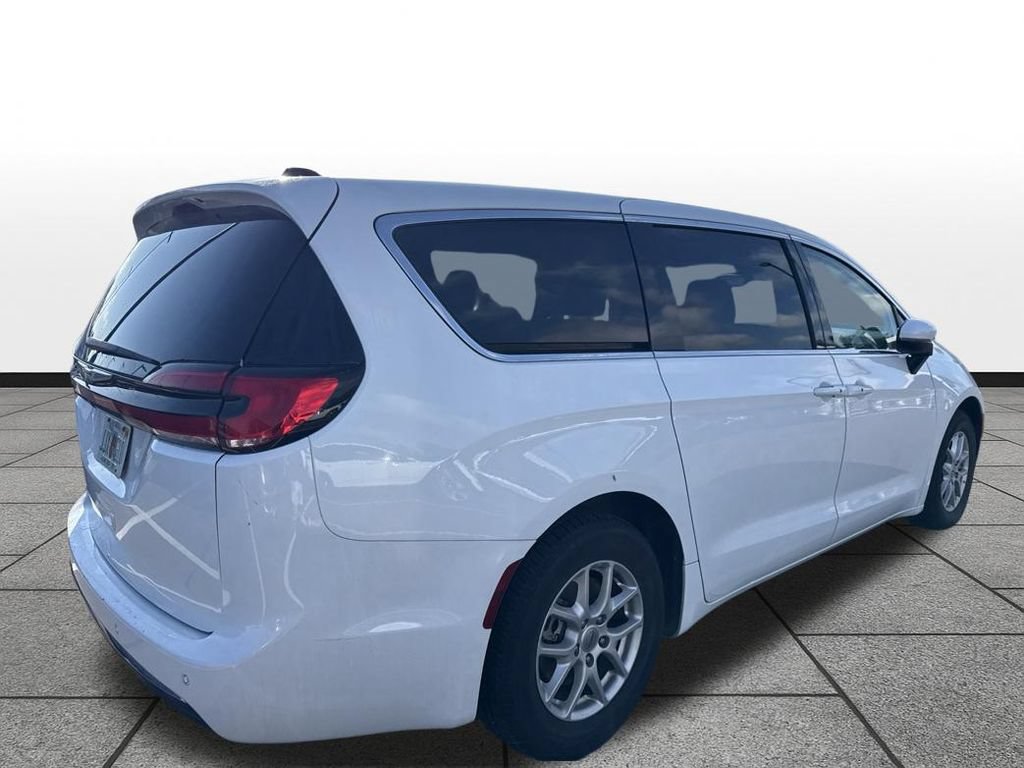 Used 2023 Chrysler Pacifica Touring-L FWD image 5