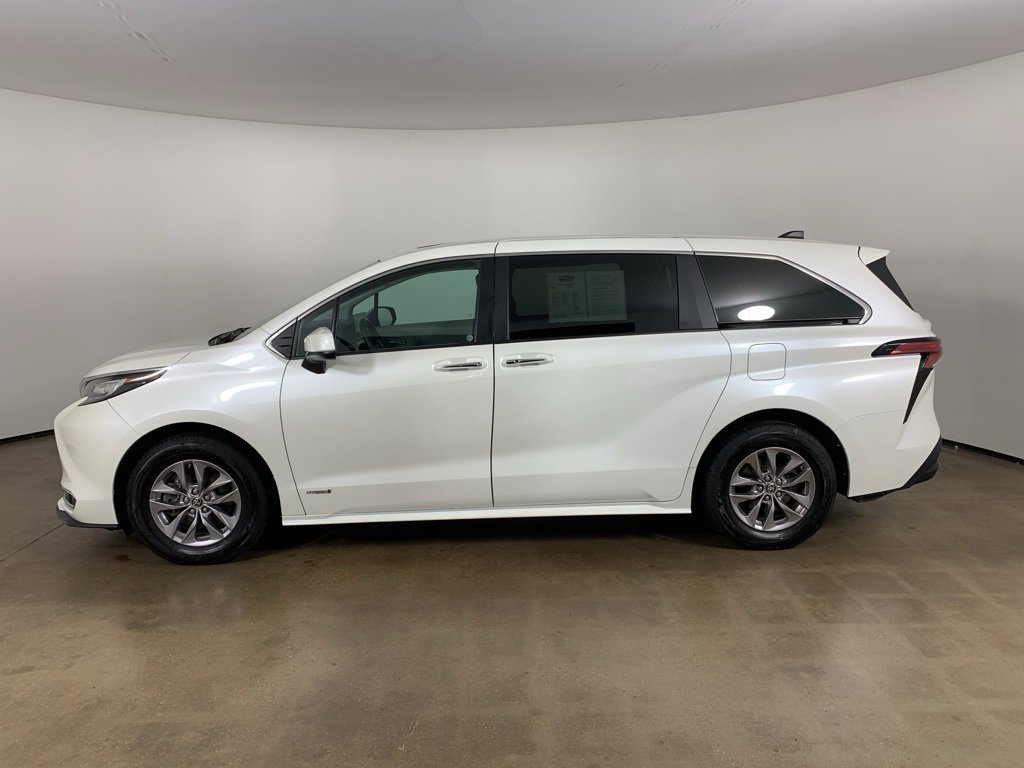 Used 2021 Toyota Sienna XLE image 18