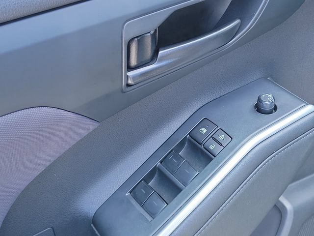 Used 2024 Toyota Highlander LE FWD image 11