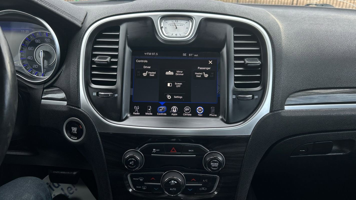 Used 2016 Chrysler 300 Limited image 36