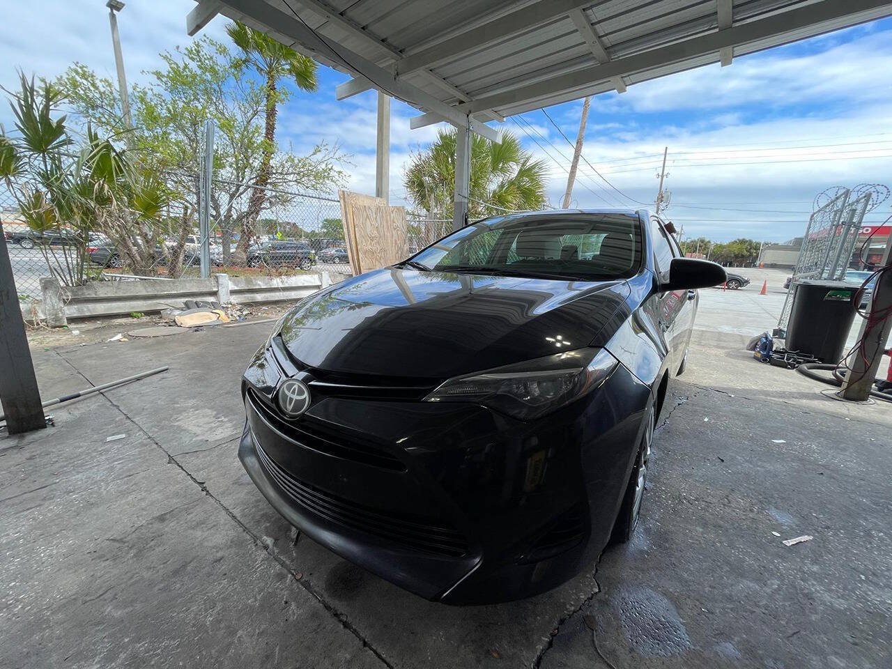 Used 2017 Toyota Corolla LE FWD image 2