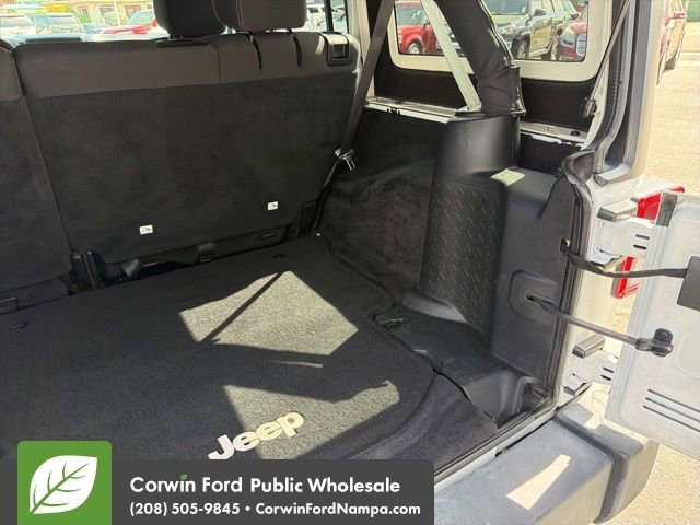 Used 2016 Jeep Wrangler Unlimited Sahara w/ Connectivity Group image 31