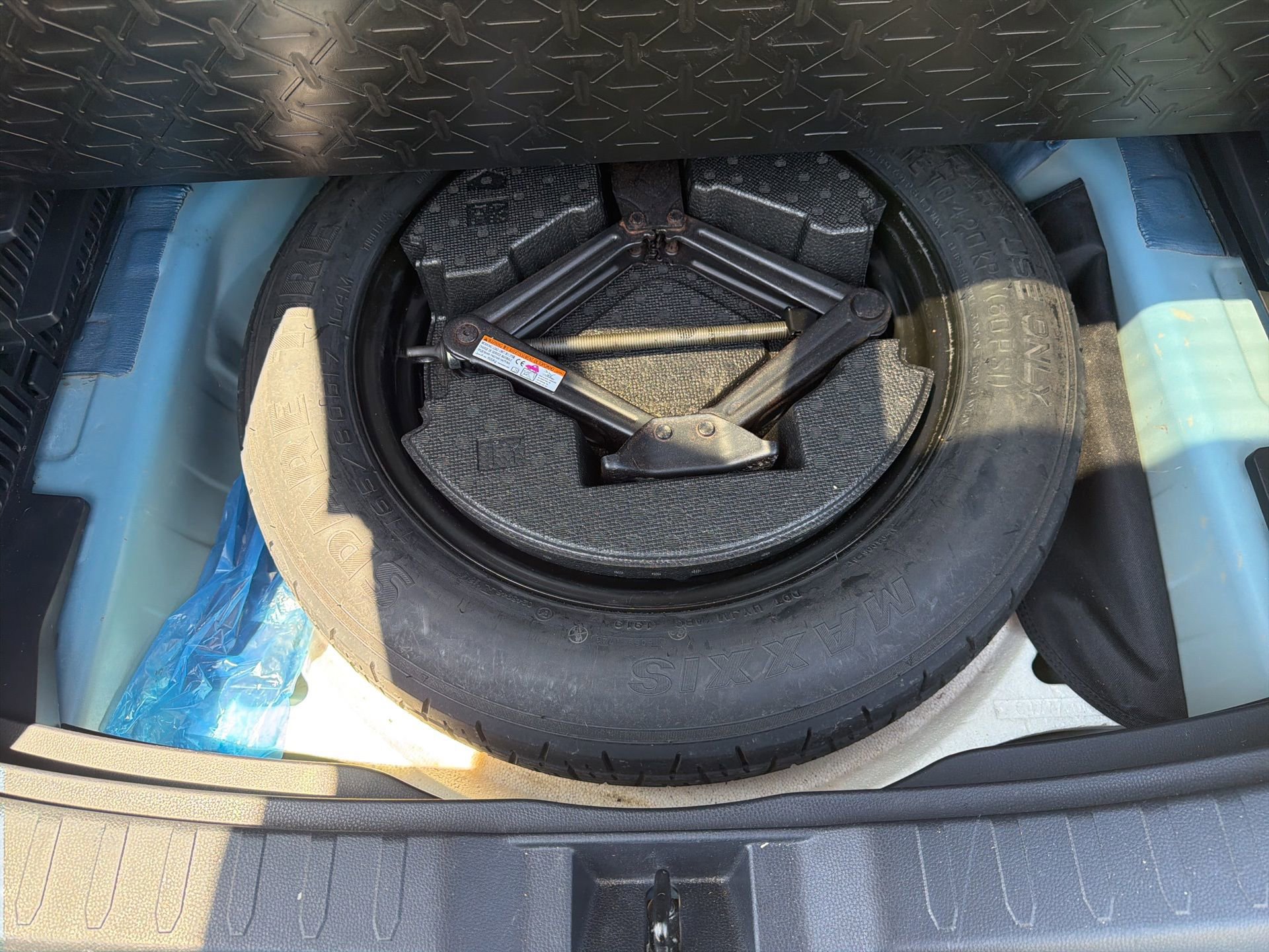 Used 2019 Toyota RAV4 LE FWD image 13