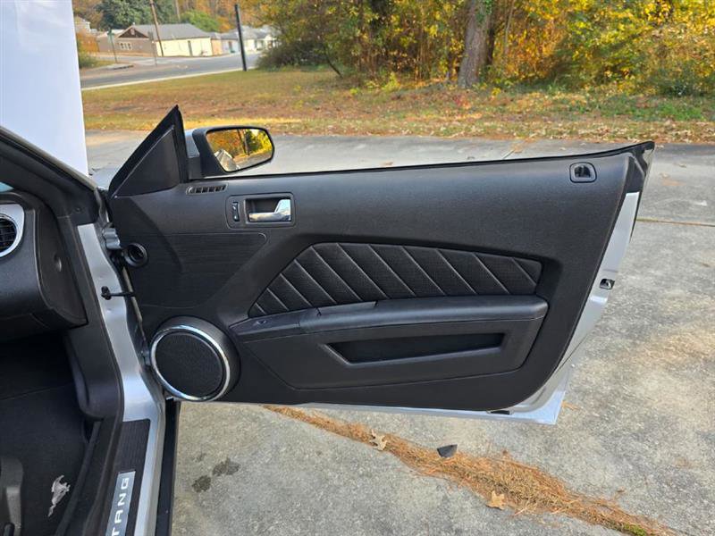 Used 2010 Ford Mustang Convertible image 17