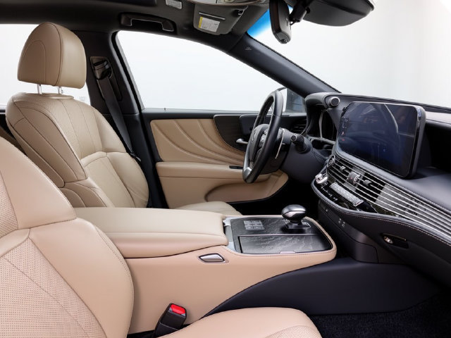 Used 2023 Lexus LS 500 w/ Accessory Package (Z2) RWD image 30