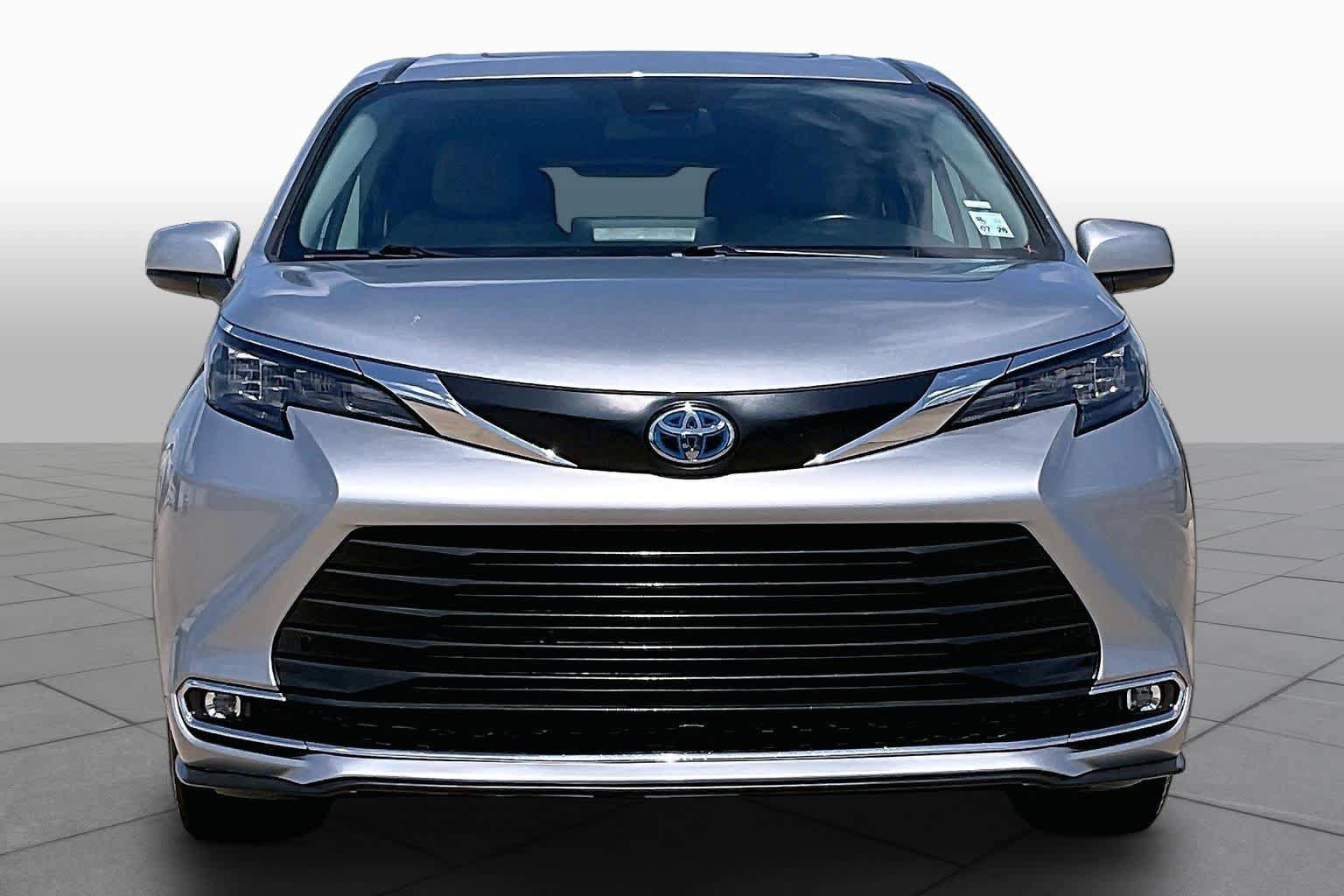 Used 2024 Toyota Sienna XLE FWD image 8
