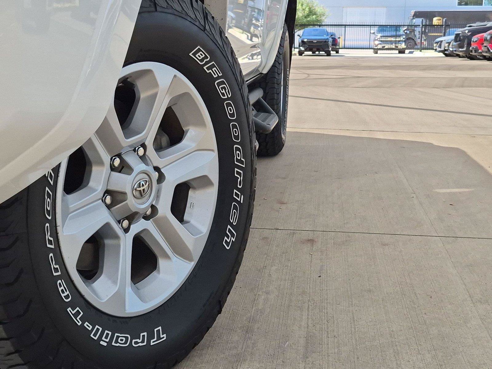 Used 2022 Toyota 4Runner SR5 Premium w/ Moonroof Package AWD/4WD image 8