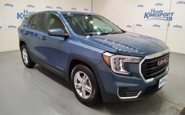Used 2024 GMC Terrain SLE image 2