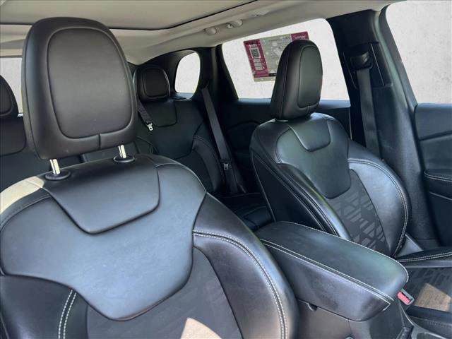 Used 2022 Jeep Cherokee Latitude w/ Sun & Sound Group AWD/4WD image 23
