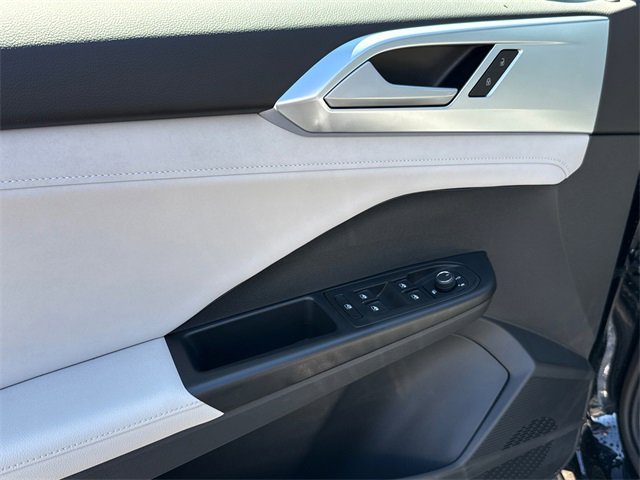 Used 2025 Volkswagen Taos SE image 8