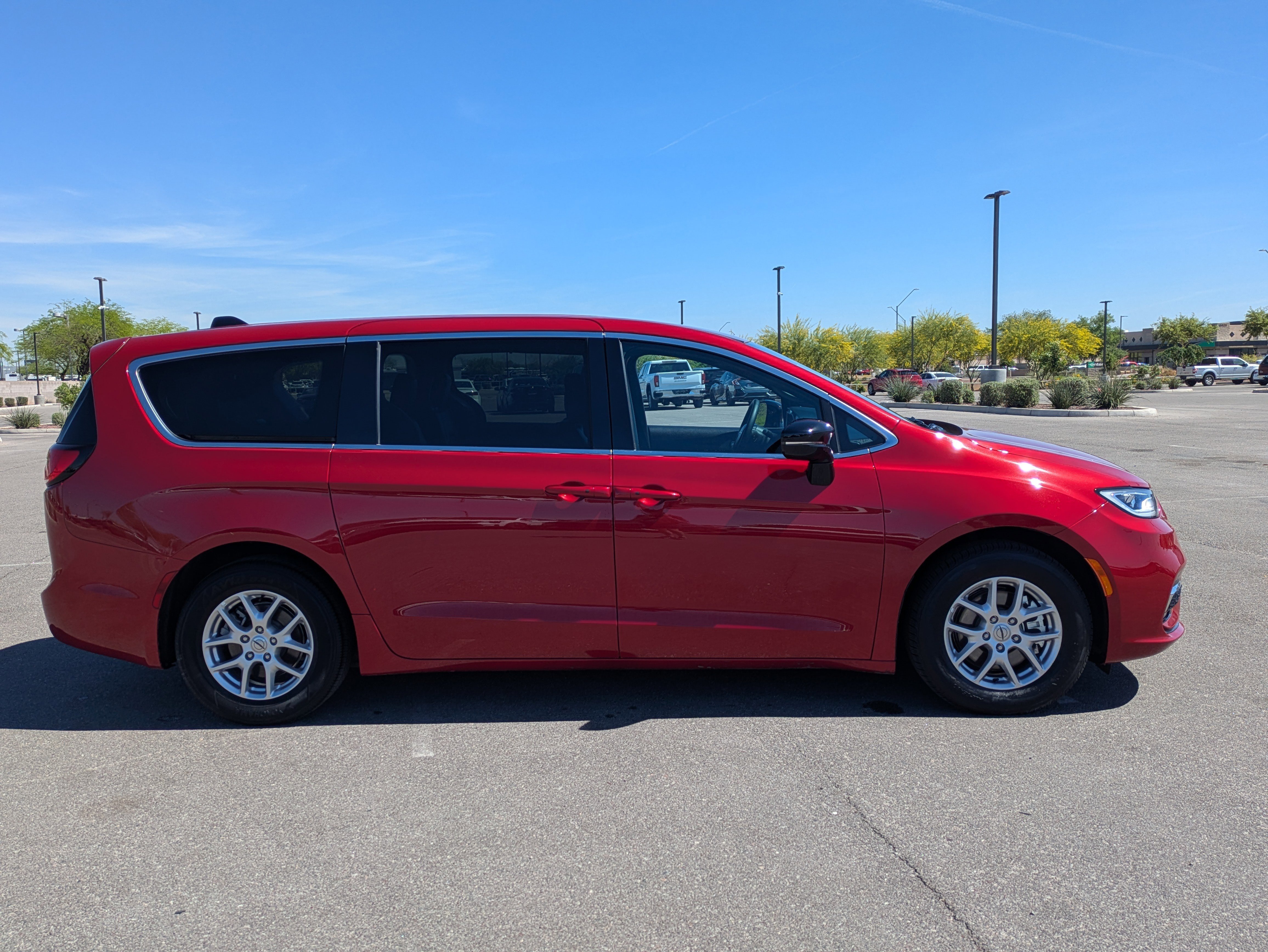 Used 2025 Chrysler Pacifica Select image 6