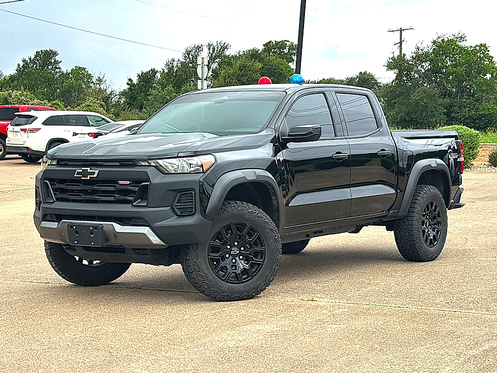 Used 2023 Chevrolet Colorado Trail Boss w/ Technology Package AWD/4WD image 2