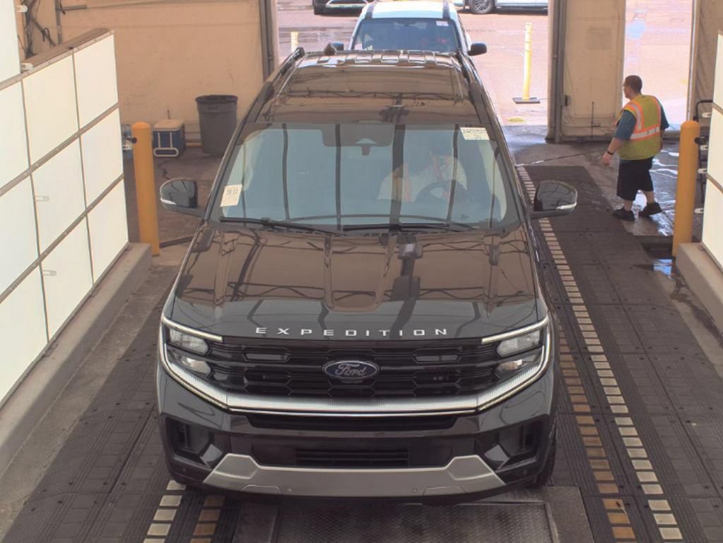 Used 2025 Ford Expedition Platinum AWD/4WD image 3