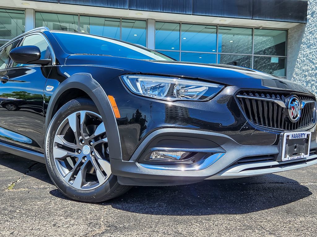 Used 2018 Buick Regal Essence w/ Sights and Sounds Package AWD/4WD image 2