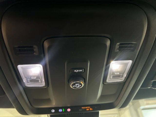 Used 2025 Chevrolet Suburban LT AWD/4WD image 19