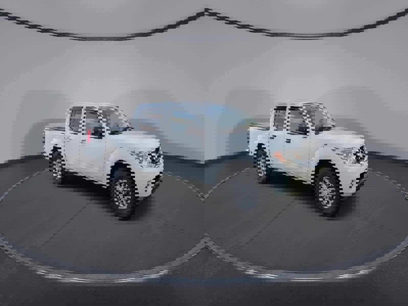 Used 2018 Nissan Frontier SV image 2