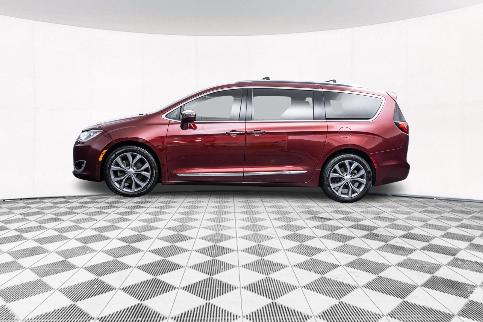 Used 2018 Chrysler Pacifica Limited w/ Tire & Wheel Group FWD image 7