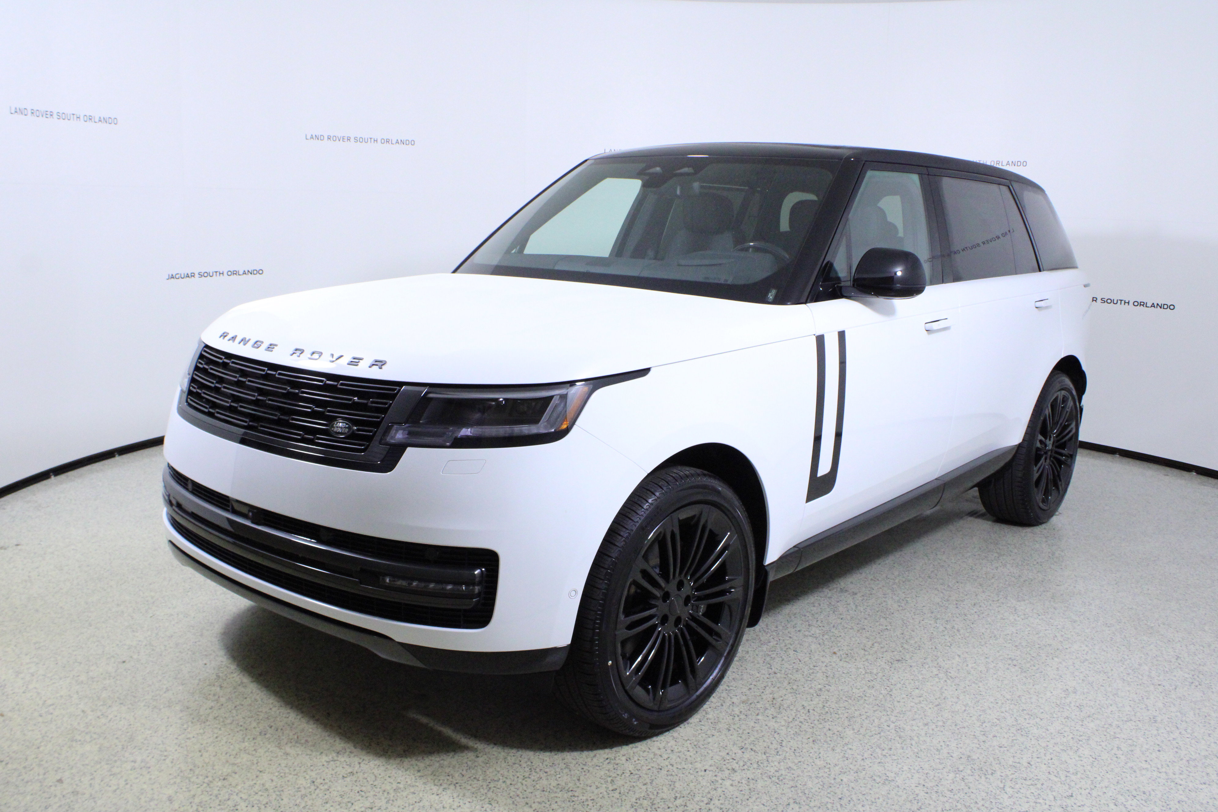 New 2026 Land Rover Range Rover Long Wheelbase SE image 4
