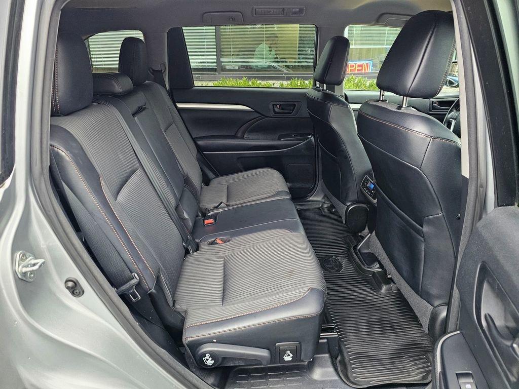 Used 2017 Toyota Highlander Plus AWD/4WD image 12