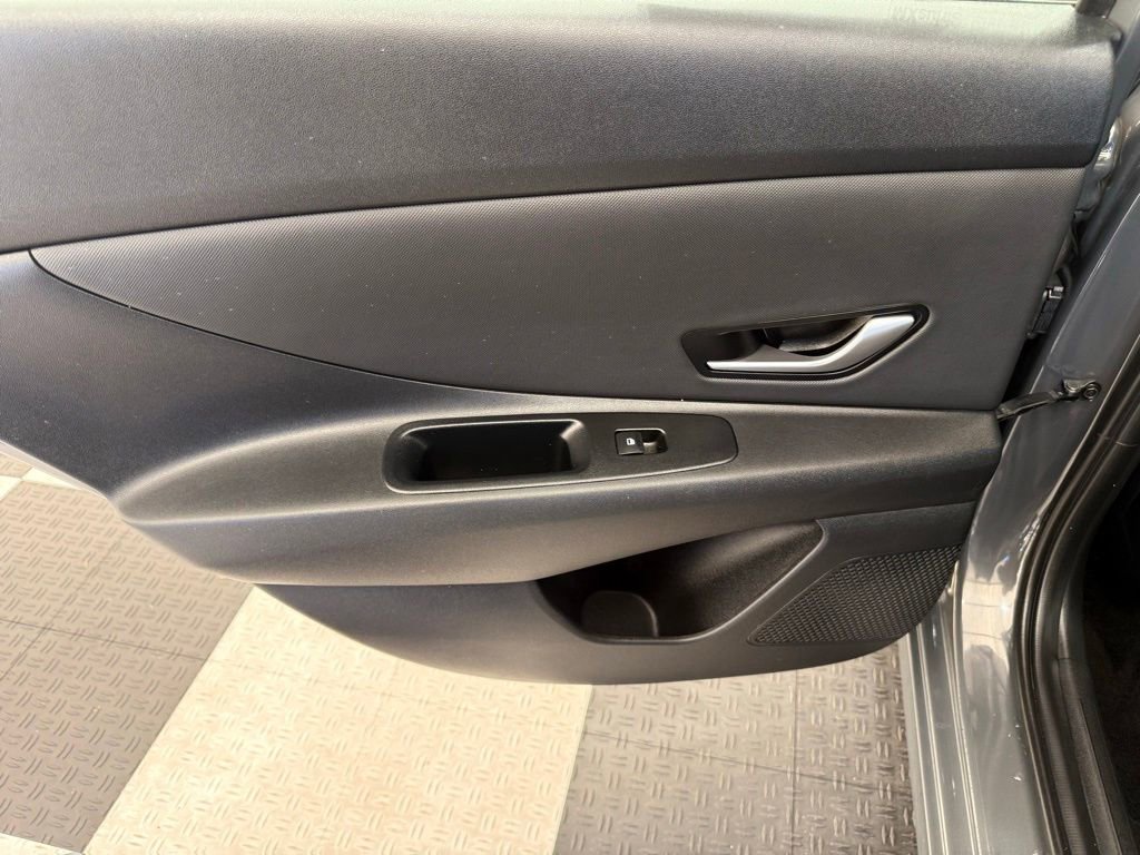 Used 2025 Hyundai Elantra Limited FWD image 17