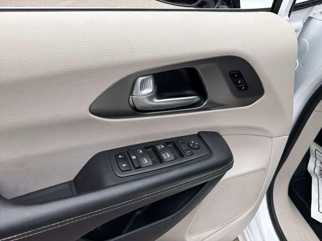 Used 2024 Chrysler Pacifica Select image 14