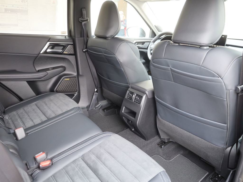 New 2025 Mitsubishi Outlander SE image 18