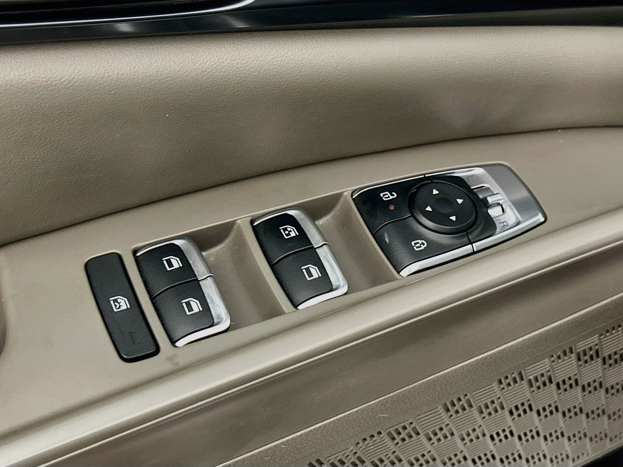 Used 2025 Kia Carnival FWD image 15