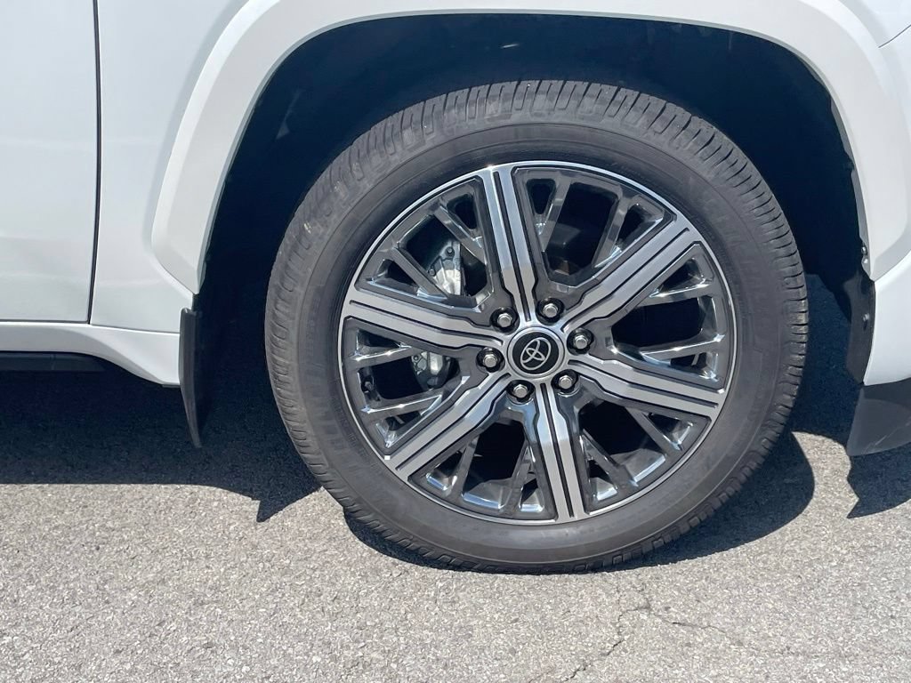 Used 2024 Toyota Sequoia Capstone AWD/4WD image 31