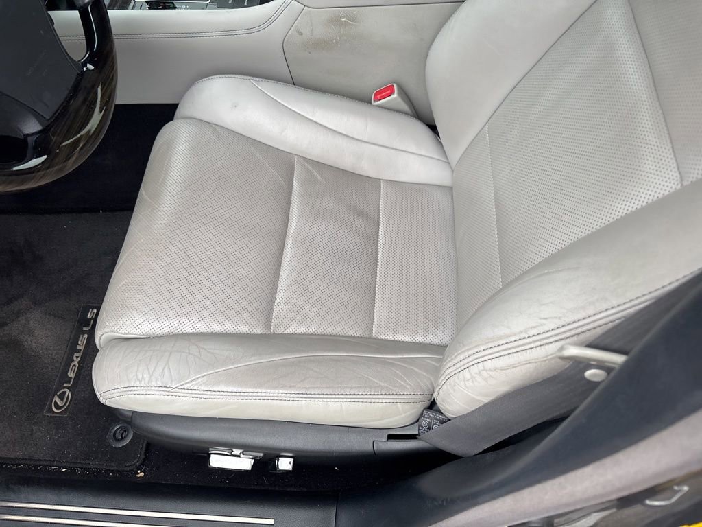 Used 2013 Lexus LS 460 w/ Comfort Pkg image 16