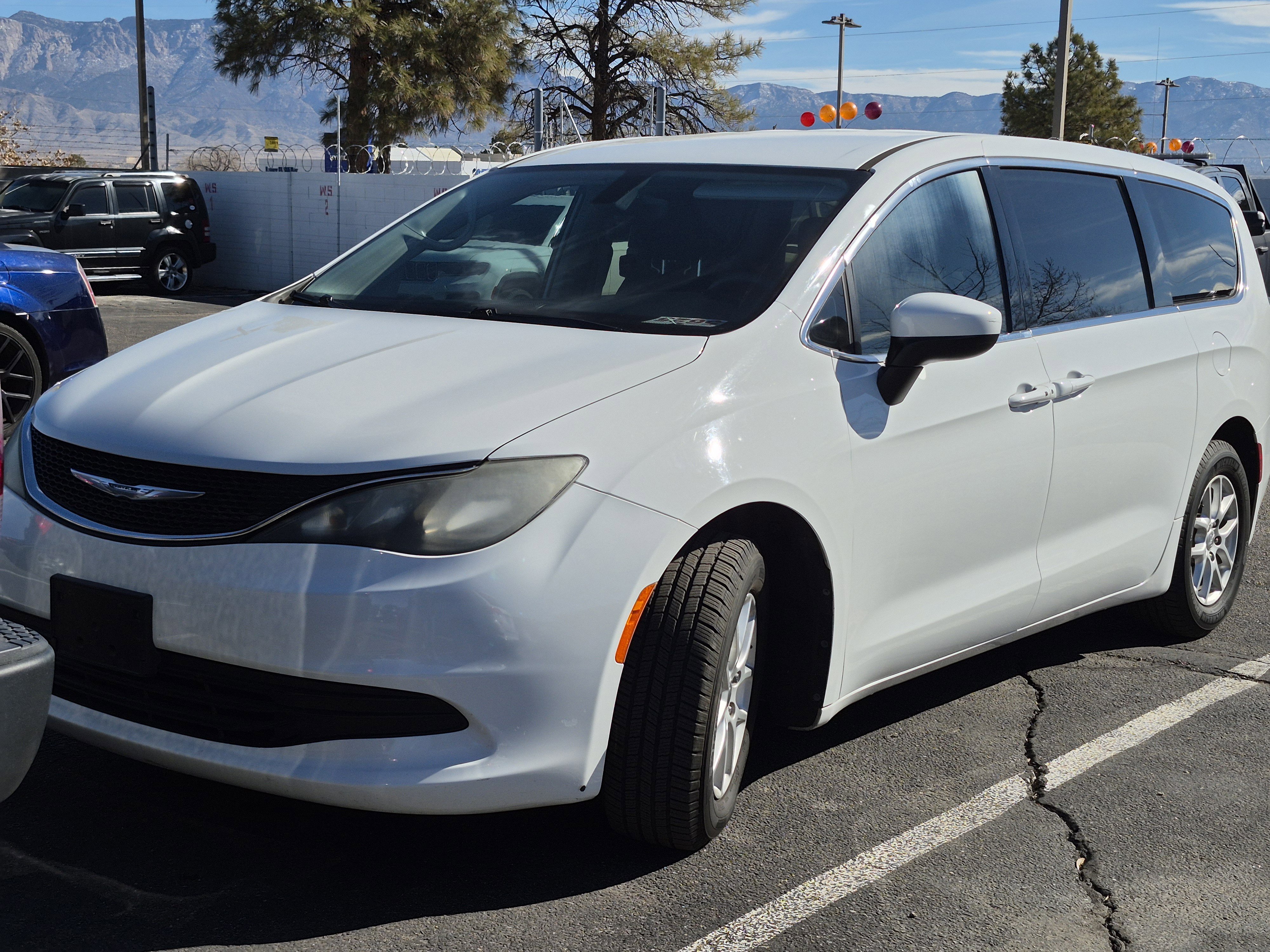 Used 2017 Chrysler Pacifica LX image 1